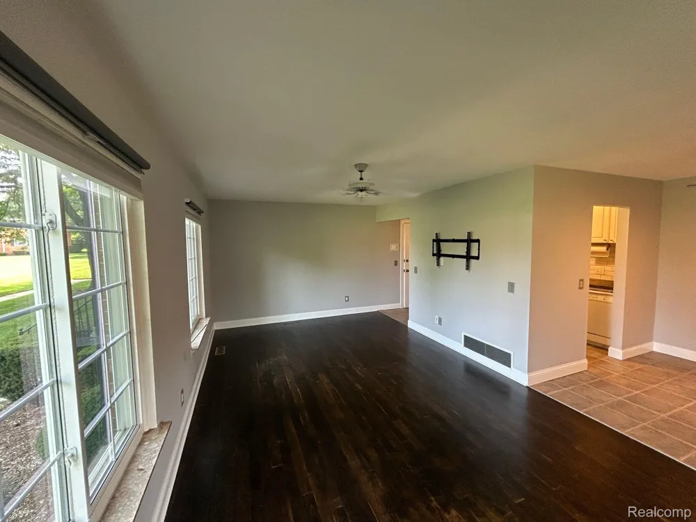 683 E FOX HILLS DRIVE Bloomfield Charter Township, MI 48304