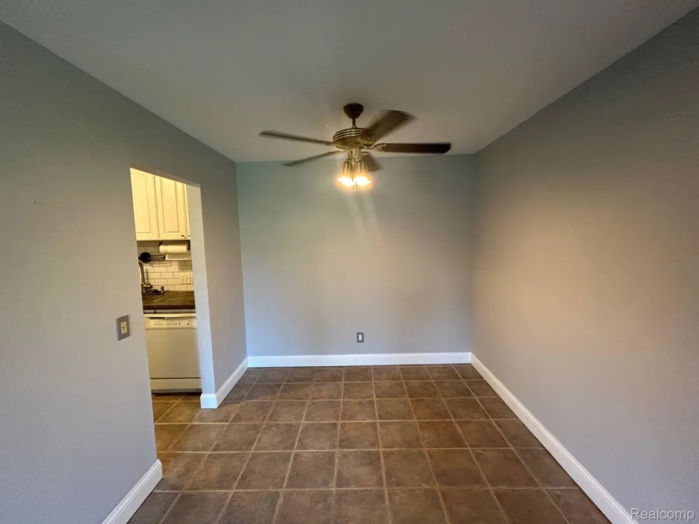 683 E FOX HILLS DRIVE Bloomfield Charter Township, MI 48304