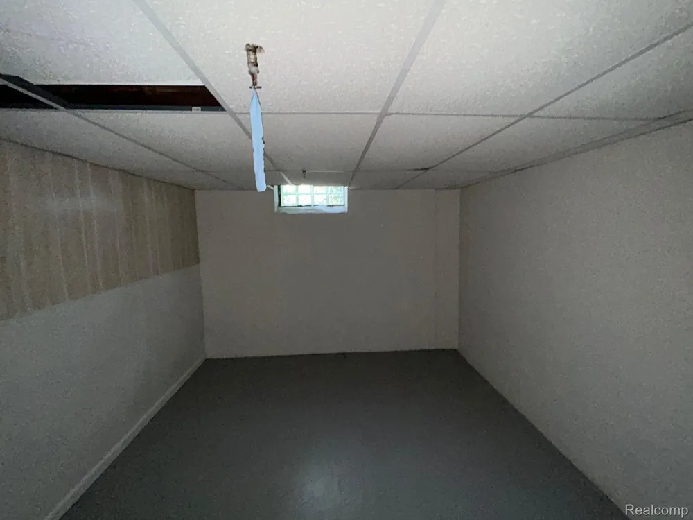 683 E FOX HILLS DRIVE Bloomfield Charter Township, MI 48304