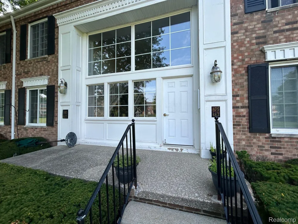 683 E FOX HILLS DRIVE Bloomfield Charter Township, MI 48304