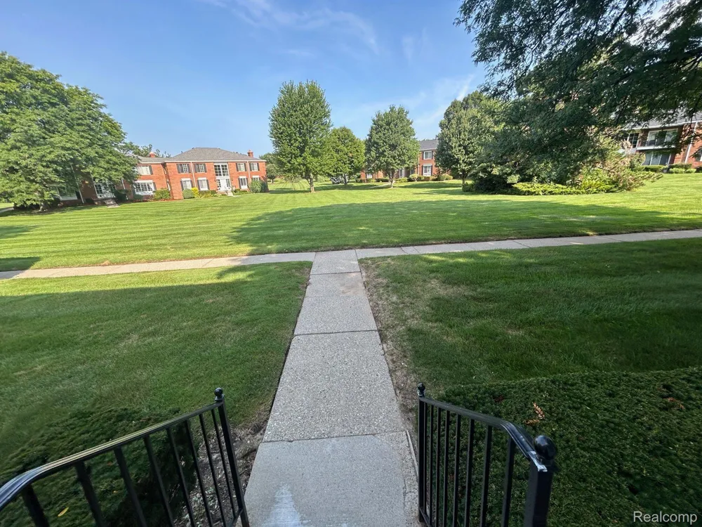 683 E FOX HILLS DRIVE Bloomfield Charter Township, MI 48304