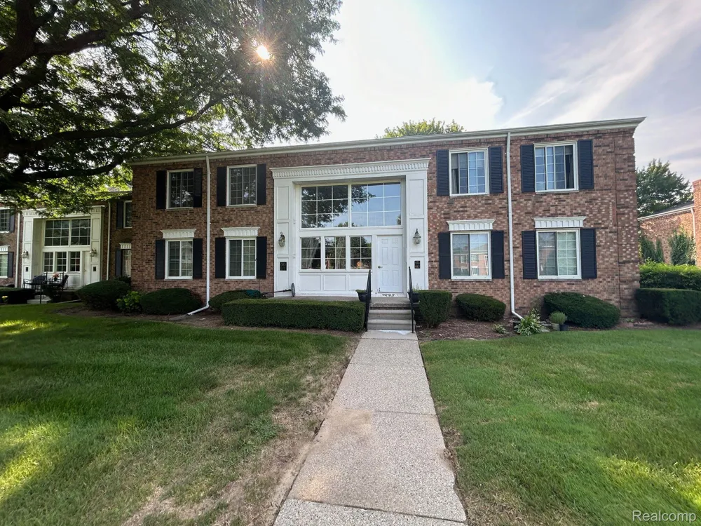 683 E FOX HILLS DRIVE Bloomfield Charter Township, MI 48304