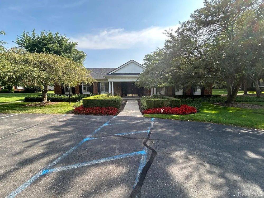 683 E FOX HILLS DRIVE Bloomfield Charter Township, MI 48304