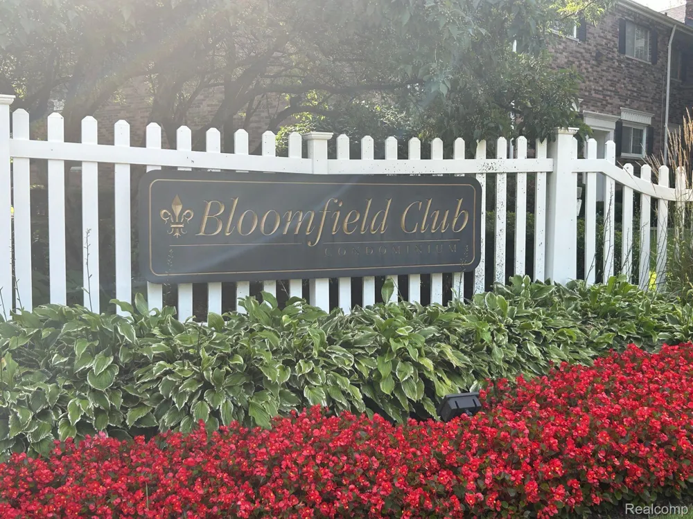 683 E FOX HILLS DRIVE Bloomfield Charter Township, MI 48304