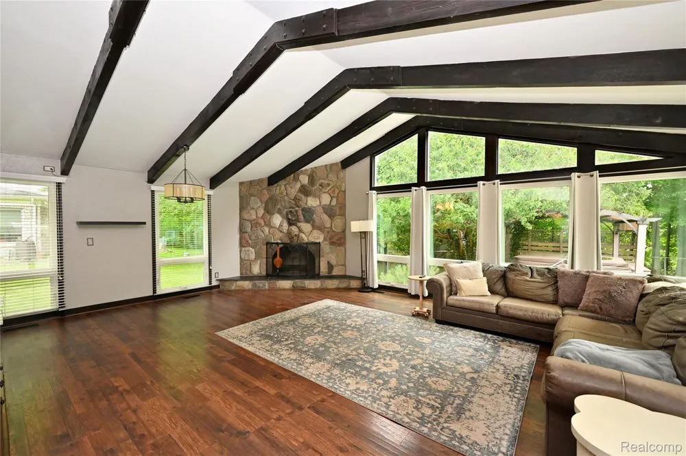 31310 Foxboro Way Beverly Hills Village, MI 48025