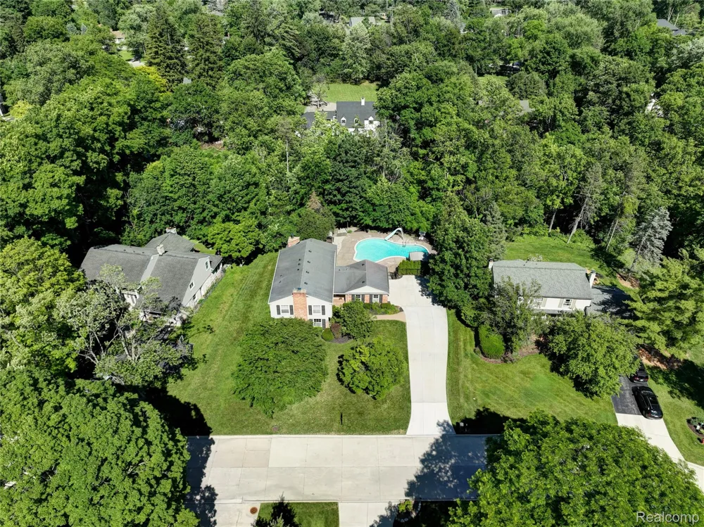 31310 Foxboro Way Beverly Hills Village, MI 48025