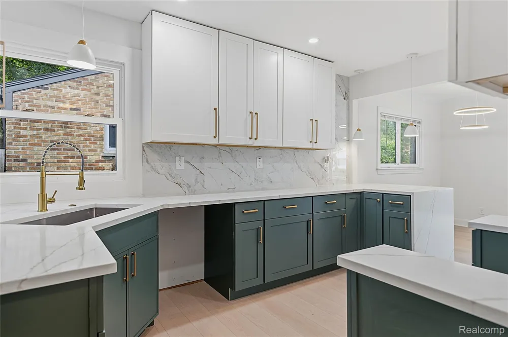 21661 Whitmore Street Oak Park City, MI 48237