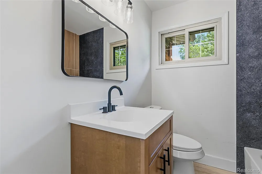 21661 Whitmore Street Oak Park City, MI 48237