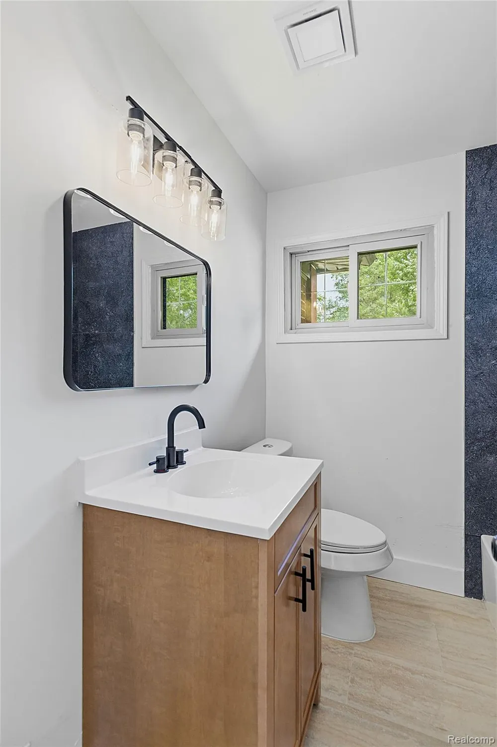 21661 Whitmore Street Oak Park City, MI 48237