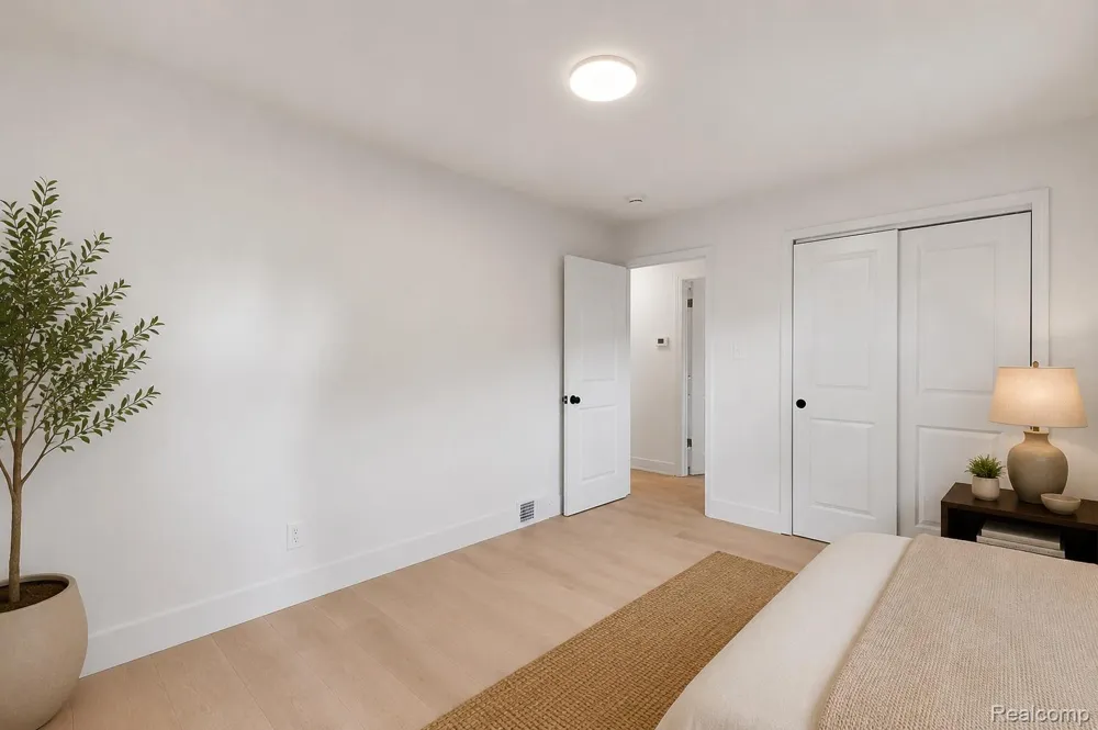 21661 Whitmore Street Oak Park City, MI 48237