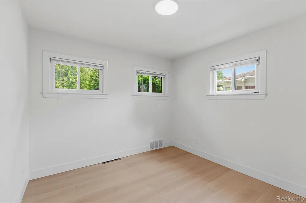 21661 Whitmore Street Oak Park City, MI 48237