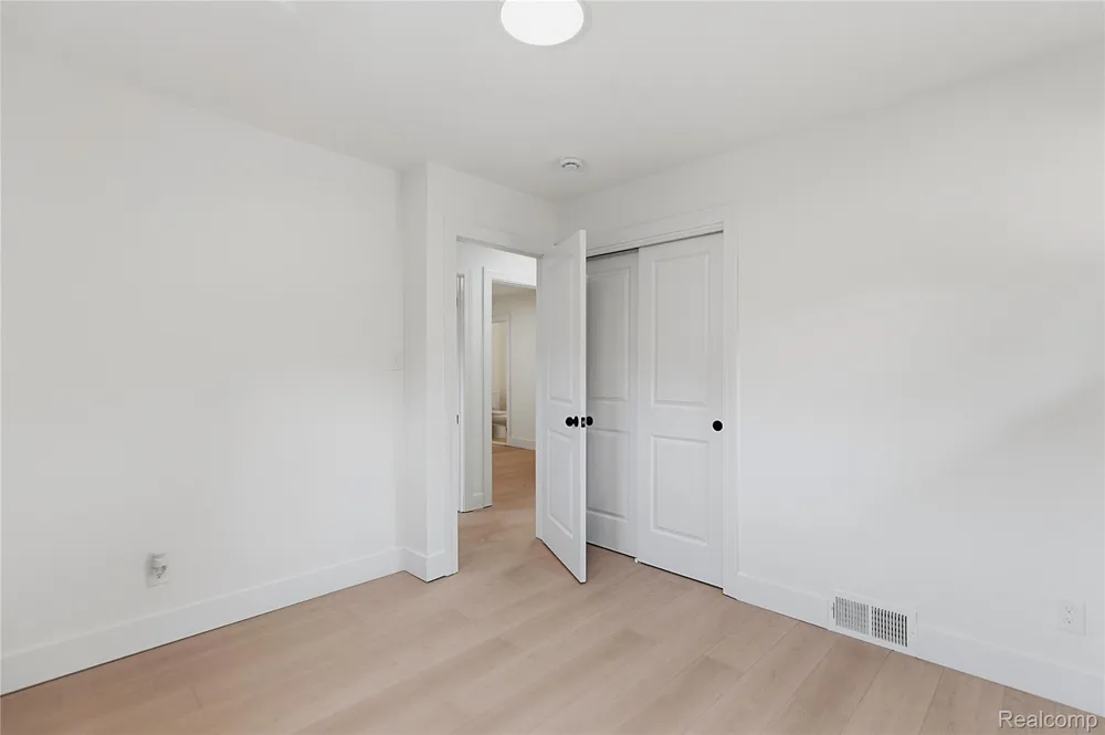21661 Whitmore Street Oak Park City, MI 48237