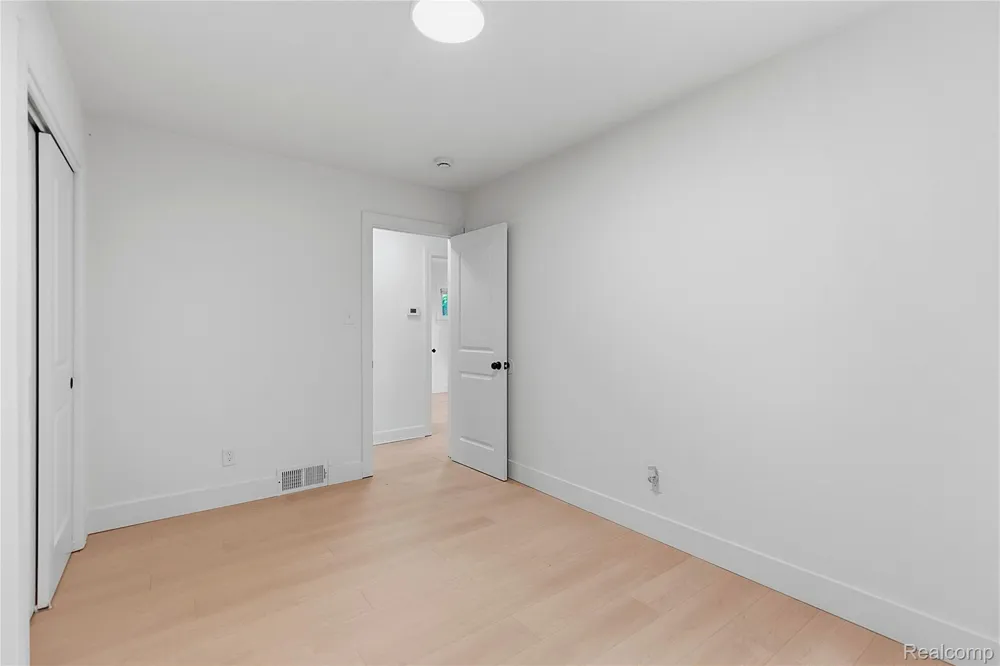 21661 Whitmore Street Oak Park City, MI 48237