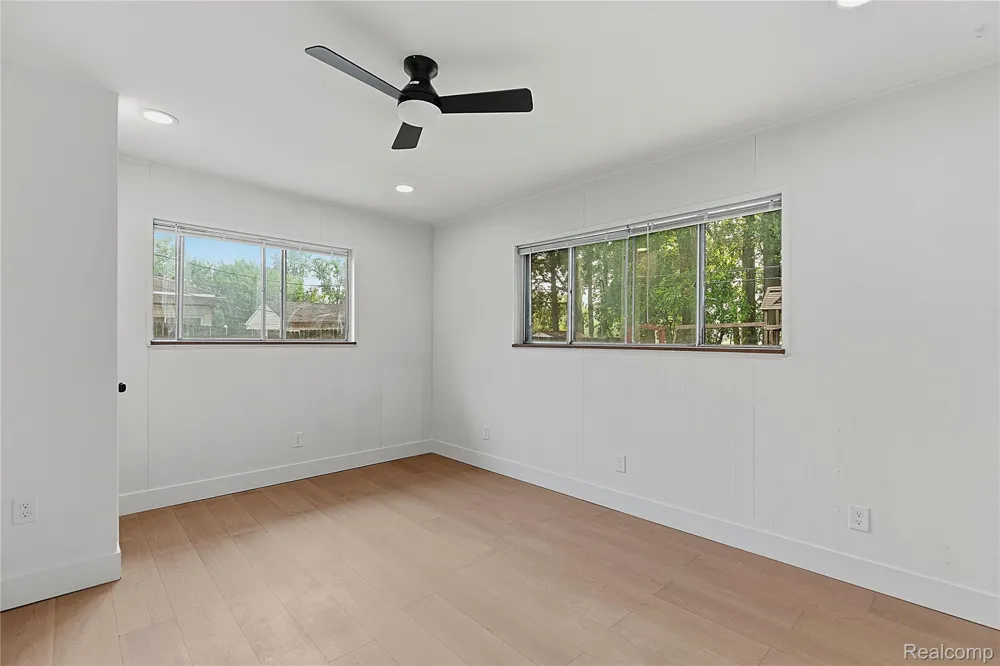 21661 Whitmore Street Oak Park City, MI 48237