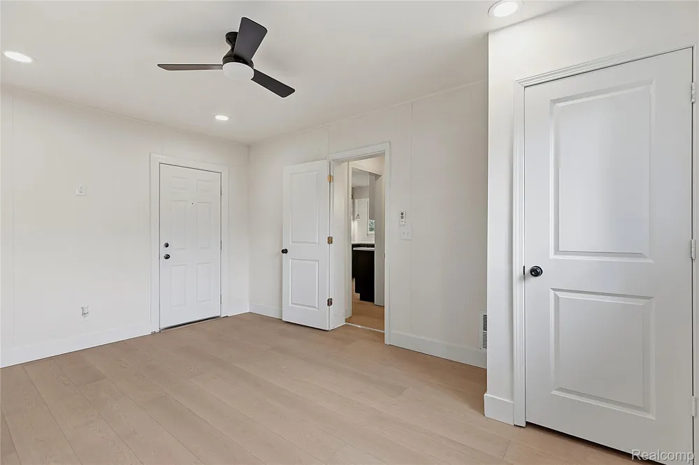 21661 Whitmore Street Oak Park City, MI 48237