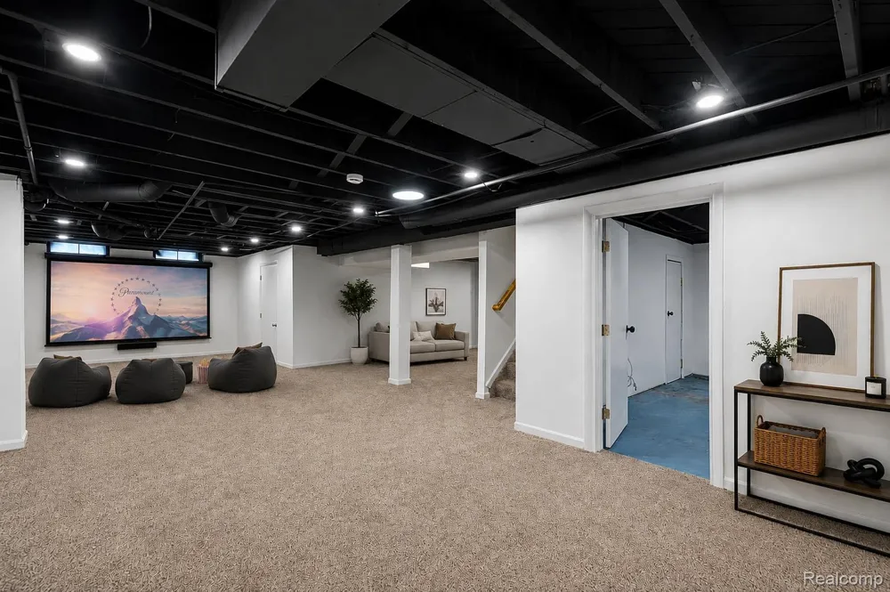 21661 Whitmore Street Oak Park City, MI 48237