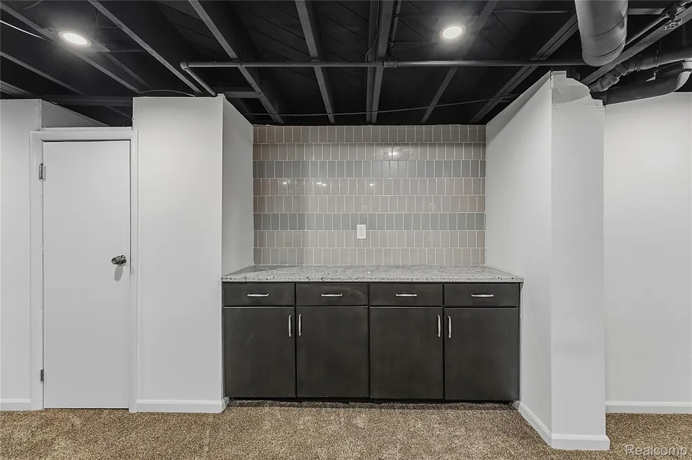 21661 Whitmore Street Oak Park City, MI 48237