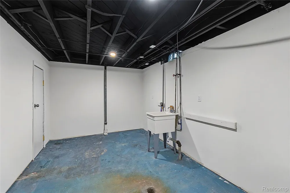 21661 Whitmore Street Oak Park City, MI 48237