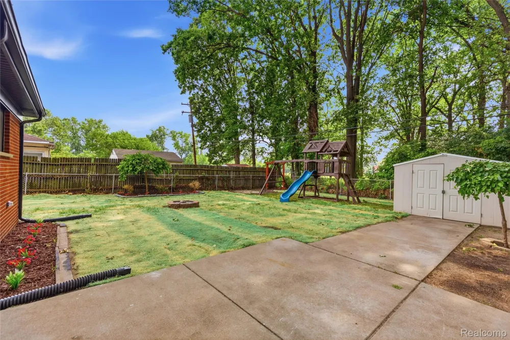 21661 Whitmore Street Oak Park City, MI 48237