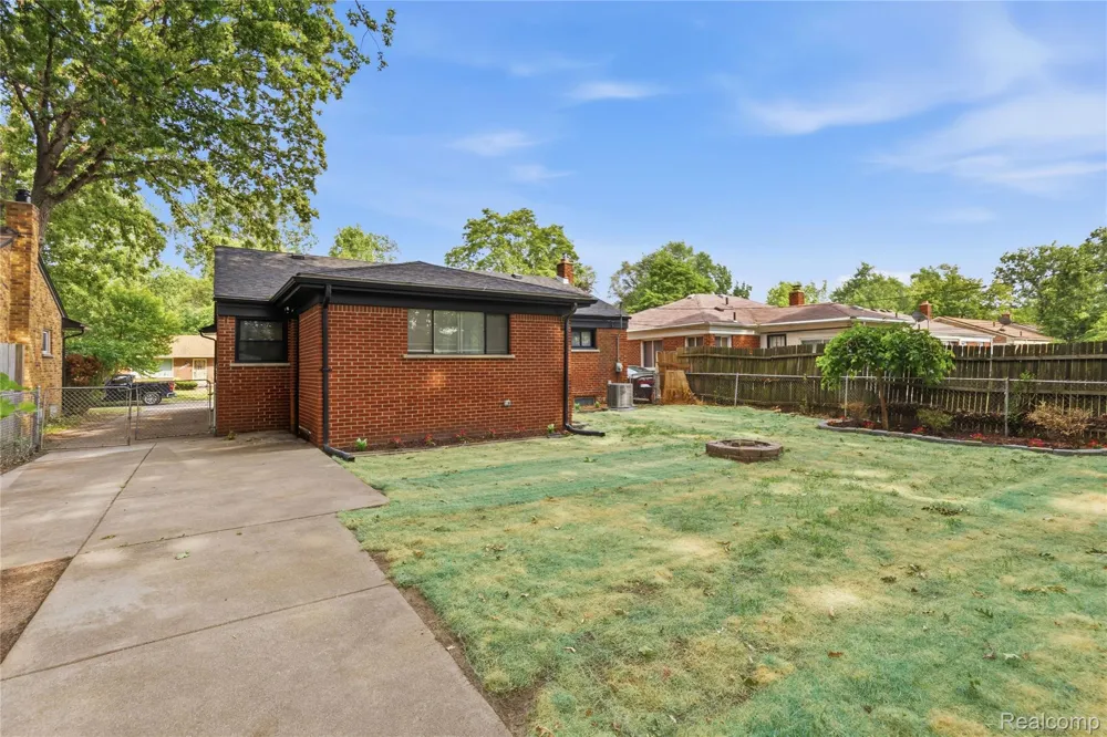 21661 Whitmore Street Oak Park City, MI 48237
