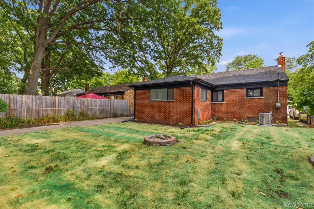 21661 Whitmore Street Oak Park City, MI 48237