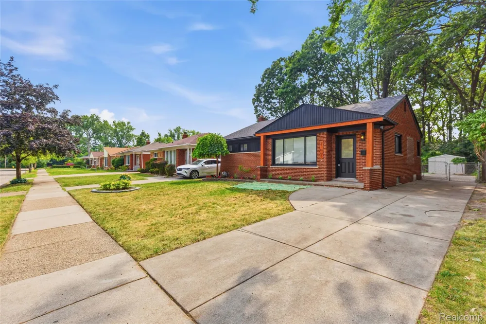 21661 Whitmore Street Oak Park City, MI 48237
