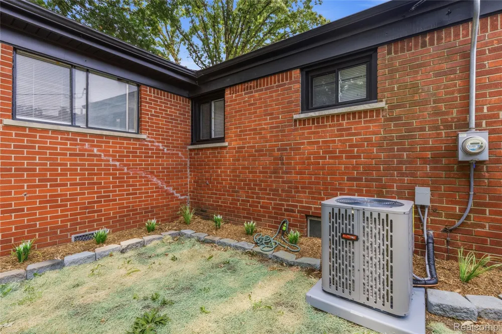 21661 Whitmore Street Oak Park City, MI 48237