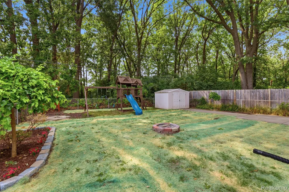 21661 Whitmore Street Oak Park City, MI 48237