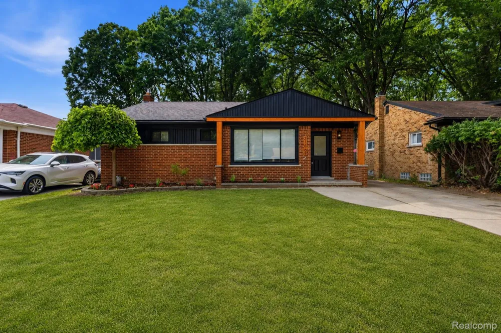 21661 Whitmore Street Oak Park City, MI 48237