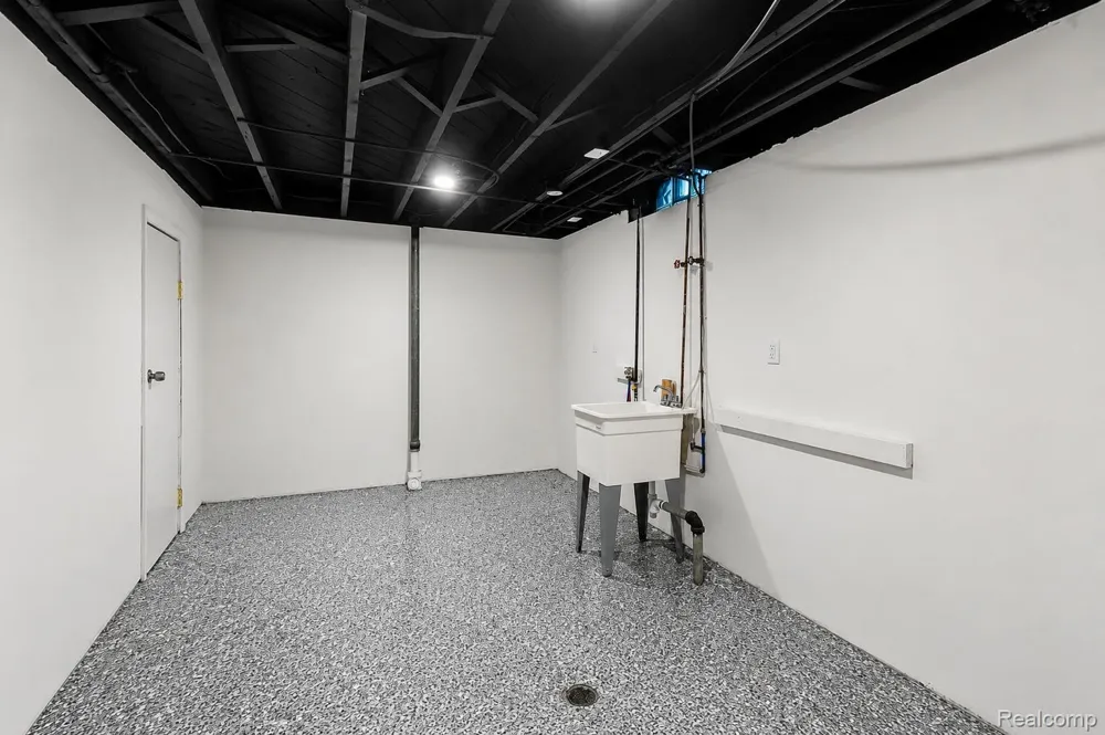 21661 Whitmore Street Oak Park City, MI 48237