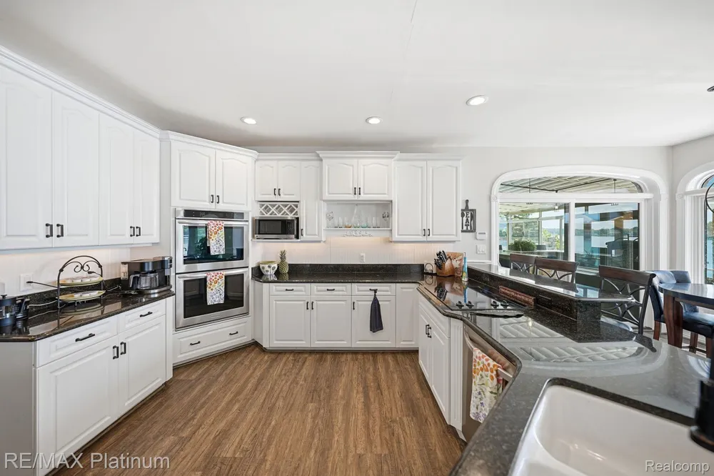 997 Thompson Shore Drive Oceola Township, MI 48843