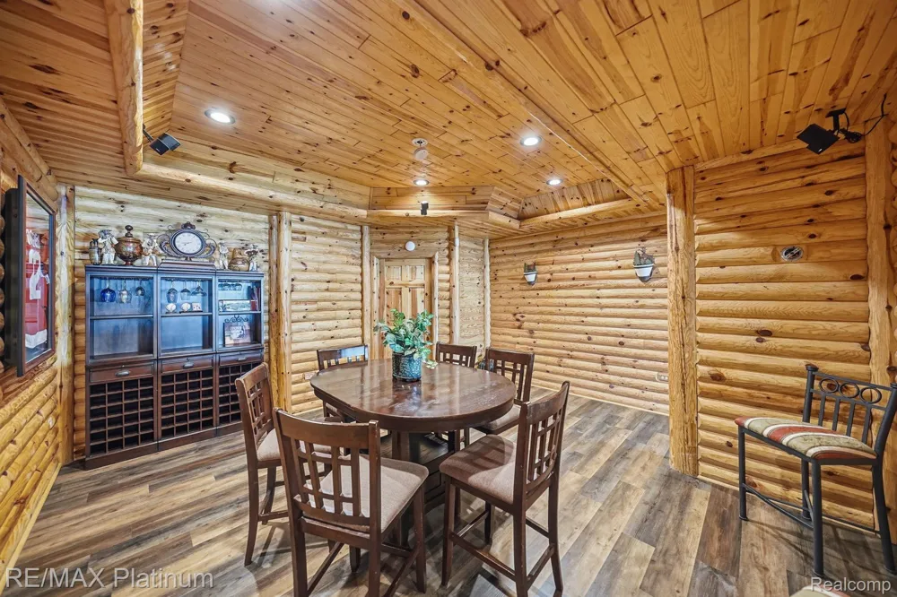 997 Thompson Shore Drive Oceola Township, MI 48843