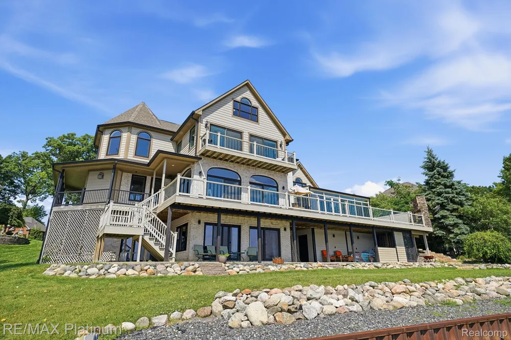 997 Thompson Shore Drive Oceola Township, MI 48843