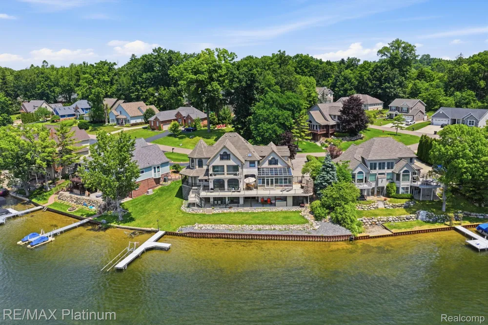 997 Thompson Shore Drive Oceola Township, MI 48843