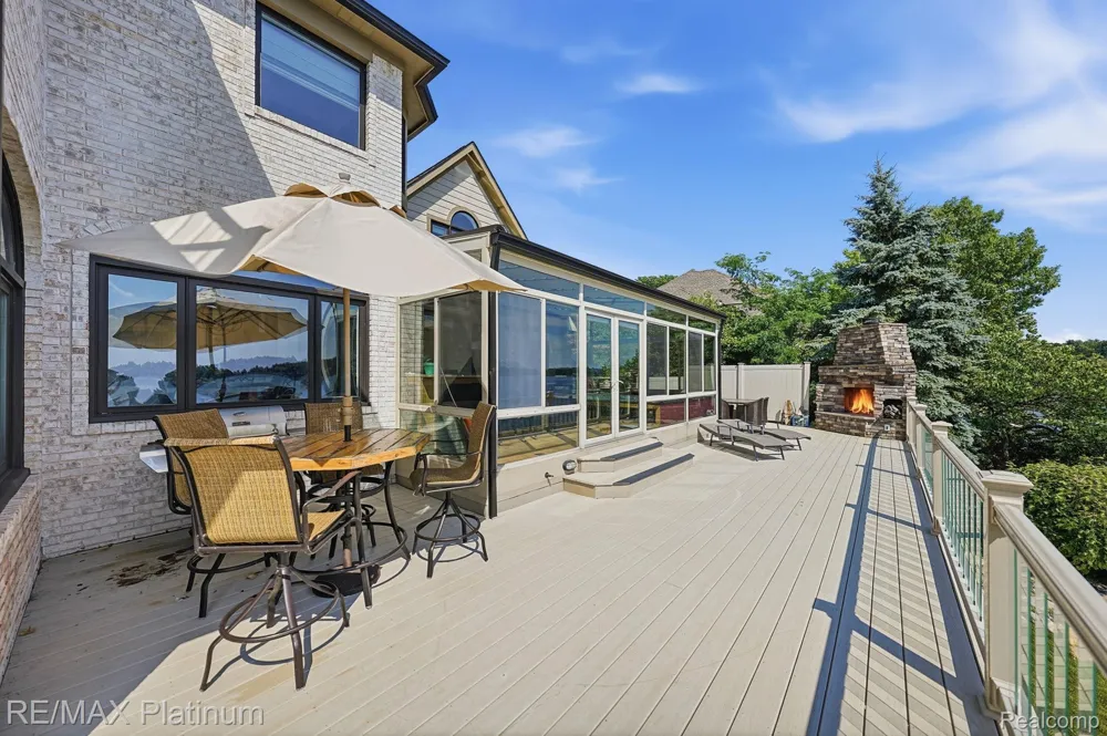 997 Thompson Shore Drive Oceola Township, MI 48843