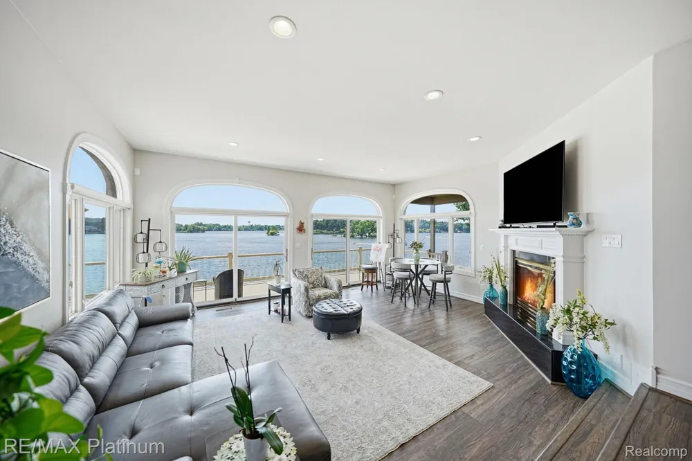 997 Thompson Shore Drive Oceola Township, MI 48843