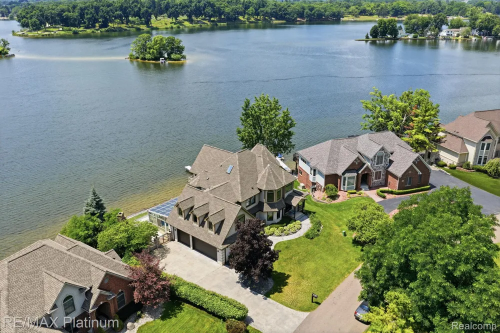 997 Thompson Shore Drive Oceola Township, MI 48843