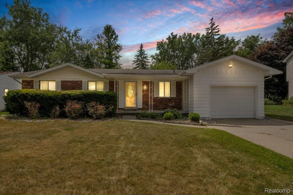 1933 Tamarisk Drive East Lansing City, MI 48823