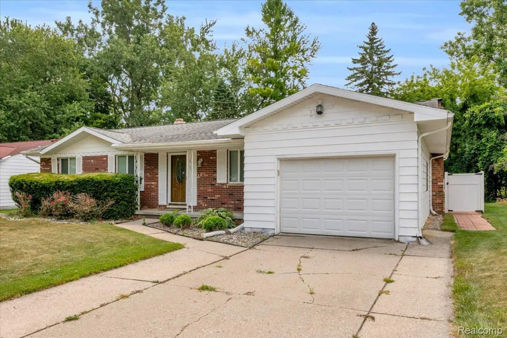 1933 Tamarisk Drive East Lansing City, MI 48823