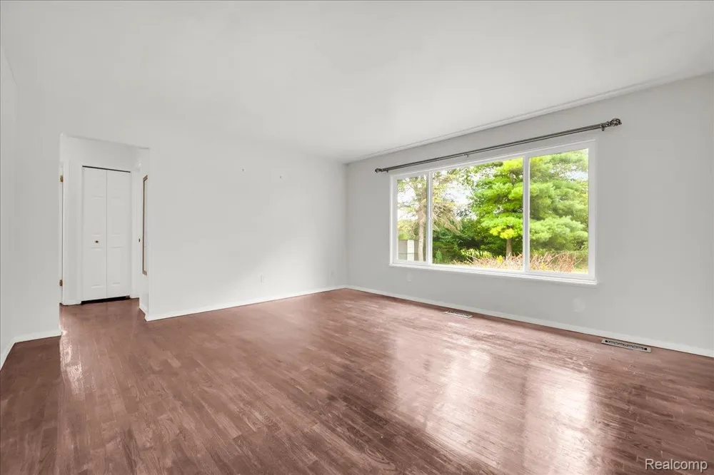 1933 Tamarisk Drive East Lansing City, MI 48823