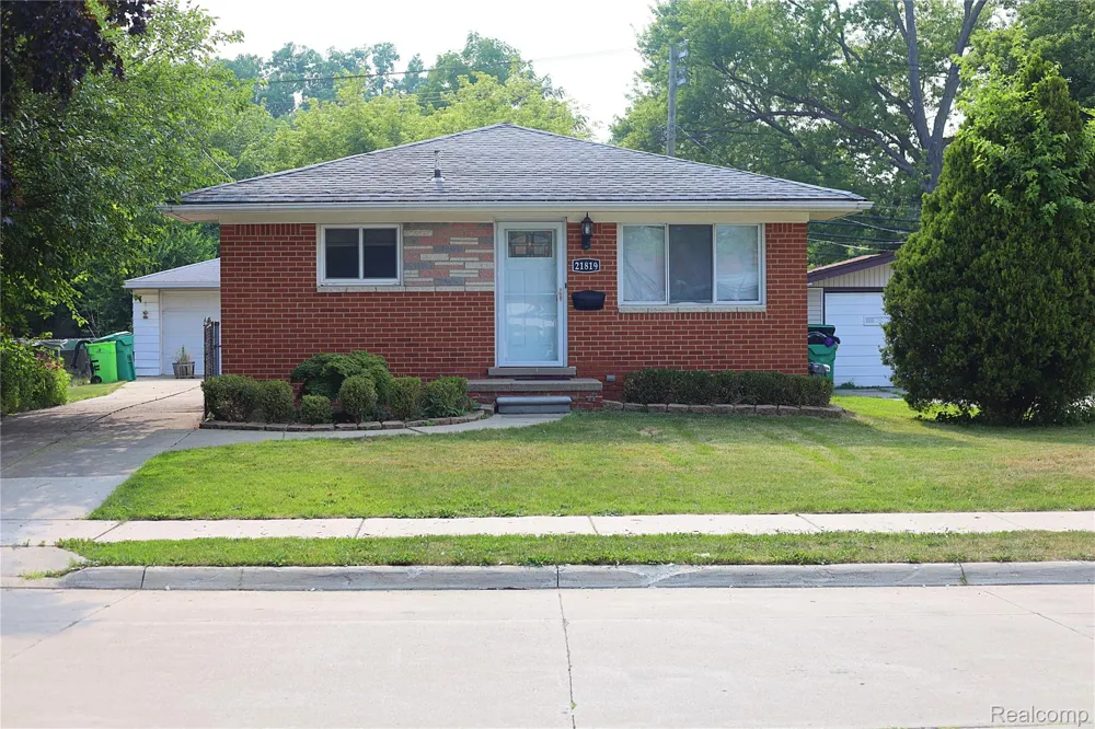 21819 Beechwood Avenue Eastpointe City, MI 48021
