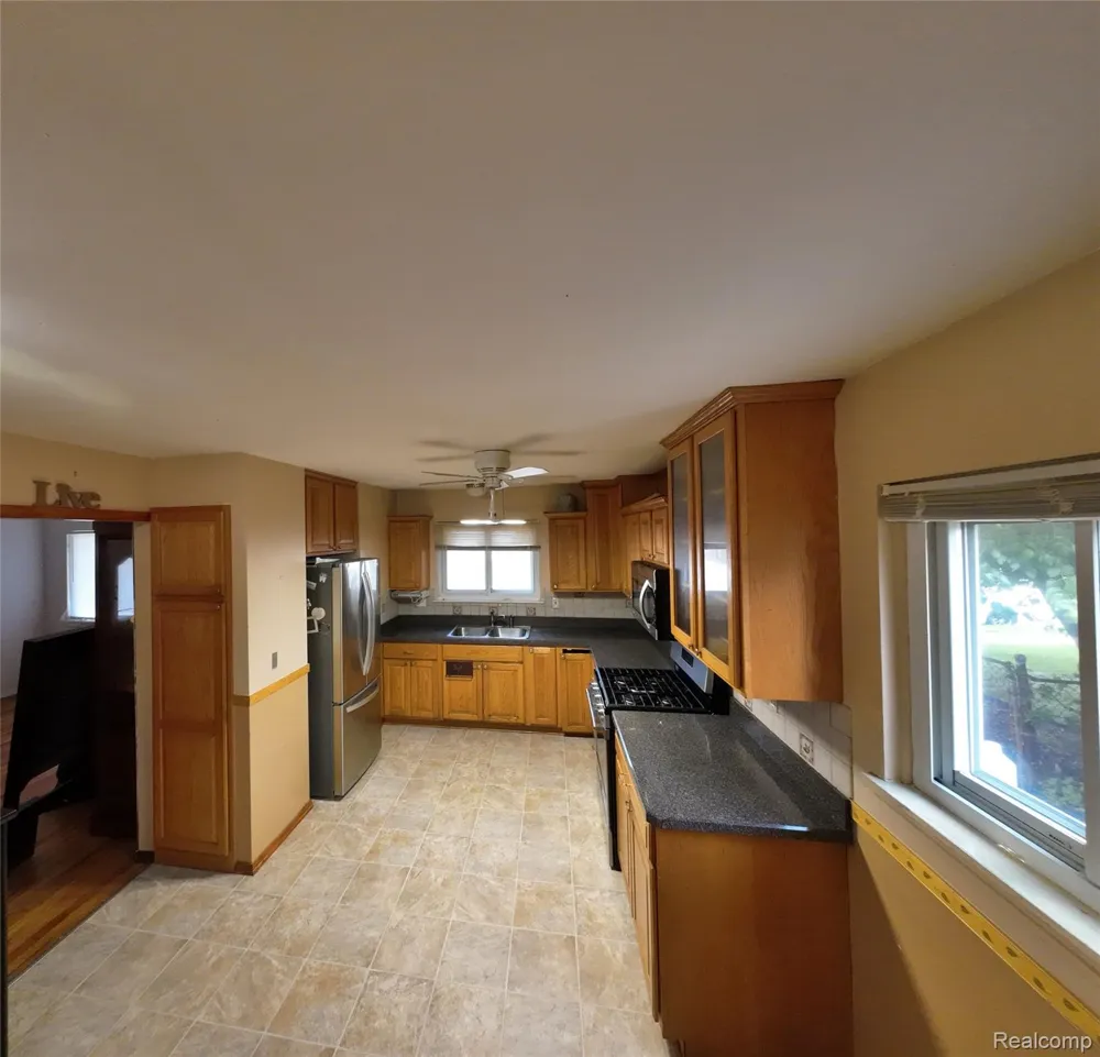 21819 Beechwood Avenue Eastpointe City, MI 48021