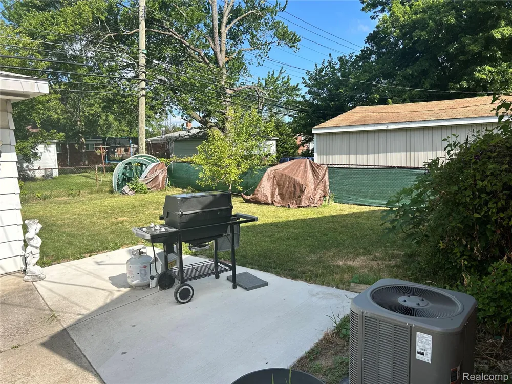 21819 Beechwood Avenue Eastpointe City, MI 48021