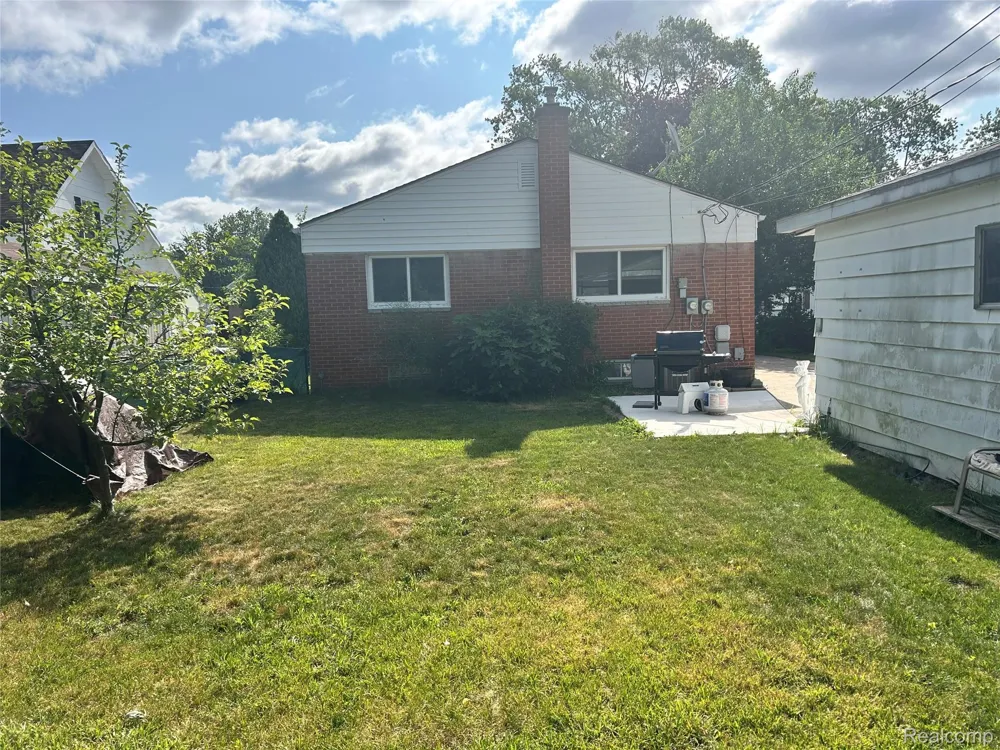 21819 Beechwood Avenue Eastpointe City, MI 48021