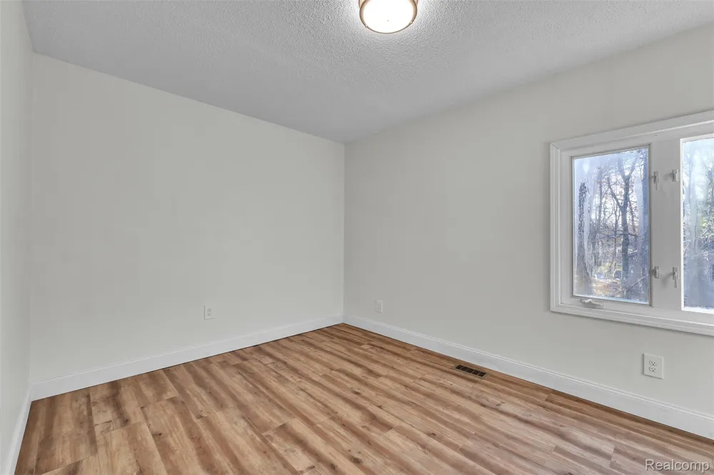 8165 Leonard Drive Holly Township, MI 48442