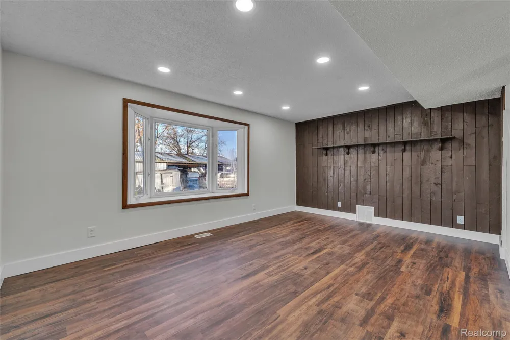 8165 Leonard Drive Holly Township, MI 48442