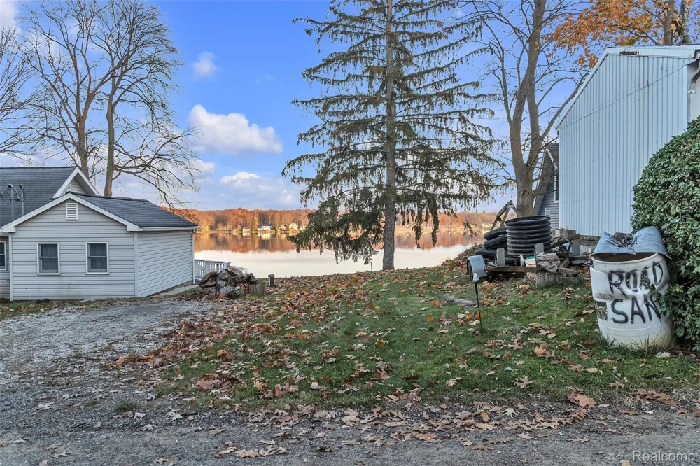 8165 Leonard Drive Holly Township, MI 48442