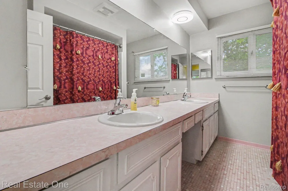 1347 E Square Lake Road Troy City, MI 48085