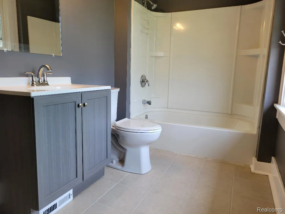 914 Middle Street Lansing City, MI 48915