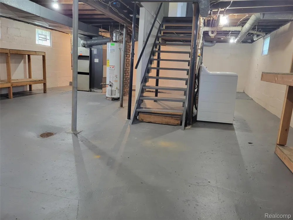 914 Middle Street Lansing City, MI 48915